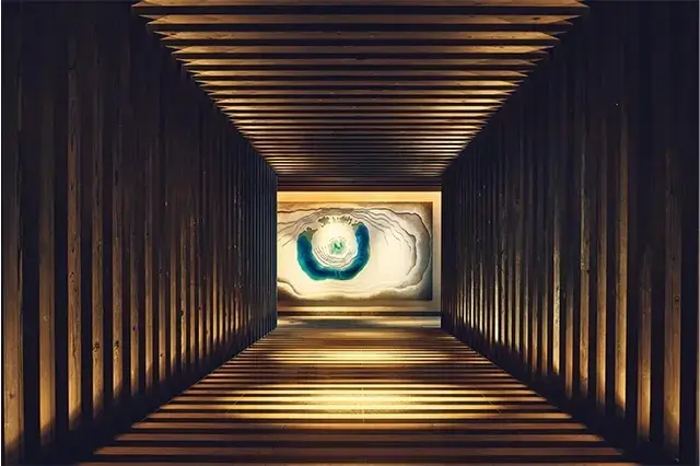 エントランスでは幻の絶景「八幡平ドラゴンアイ」のアートがお出迎え