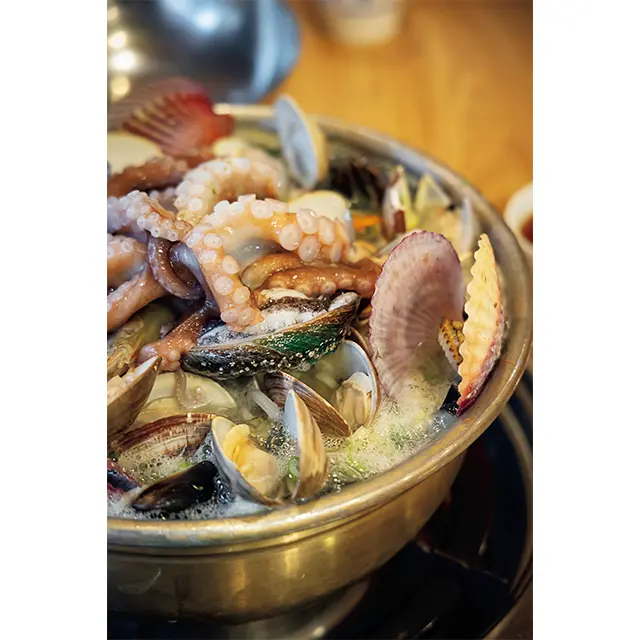 アワビにタコ、貝、鶏肉の豪華鍋