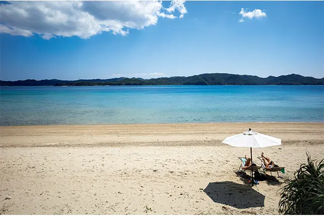 プライベート気分で楽しめる静かなビーチが、ホテルの敷地のすぐ下に広がる。