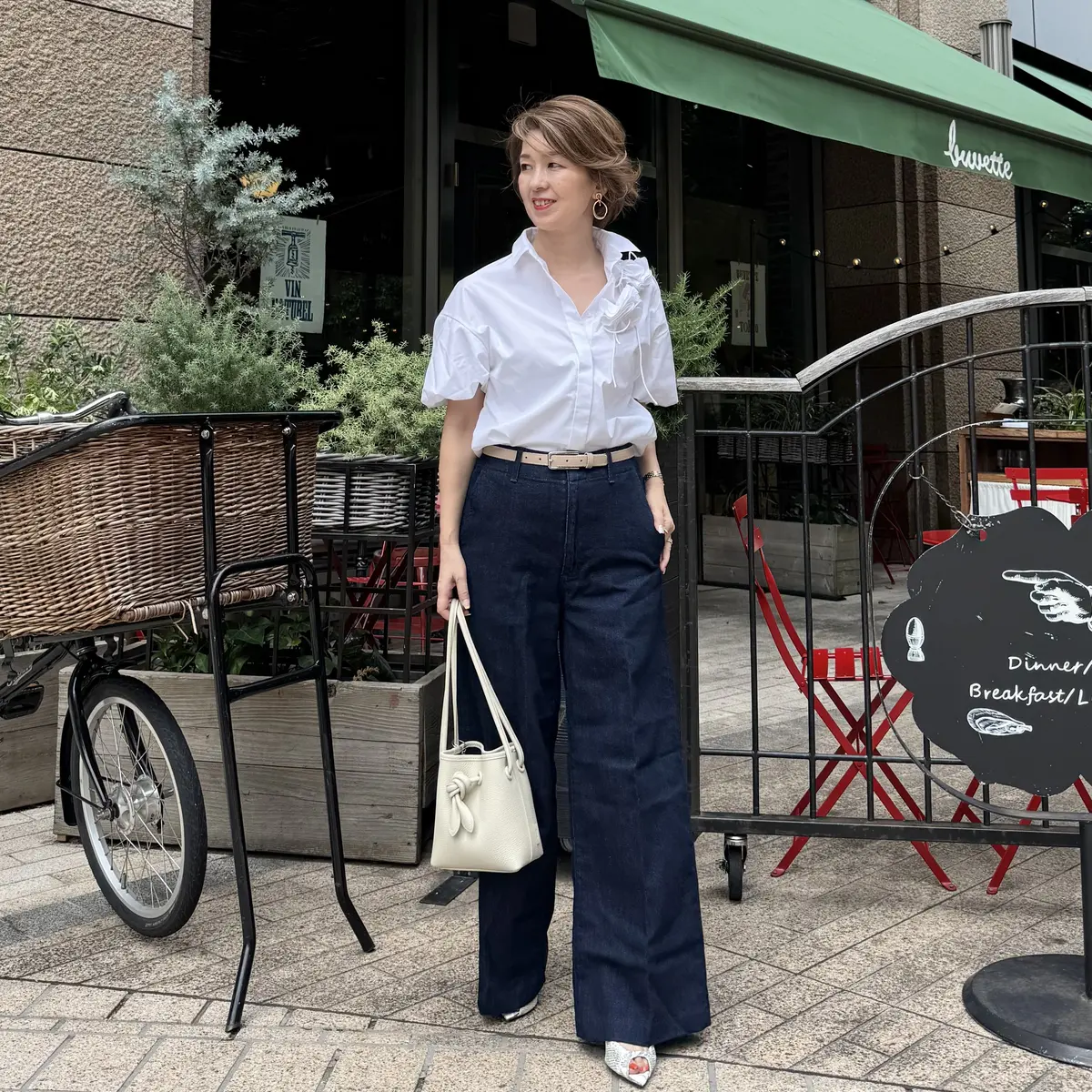 華やぎをプラスする大人の白シャツコーデの画像_3