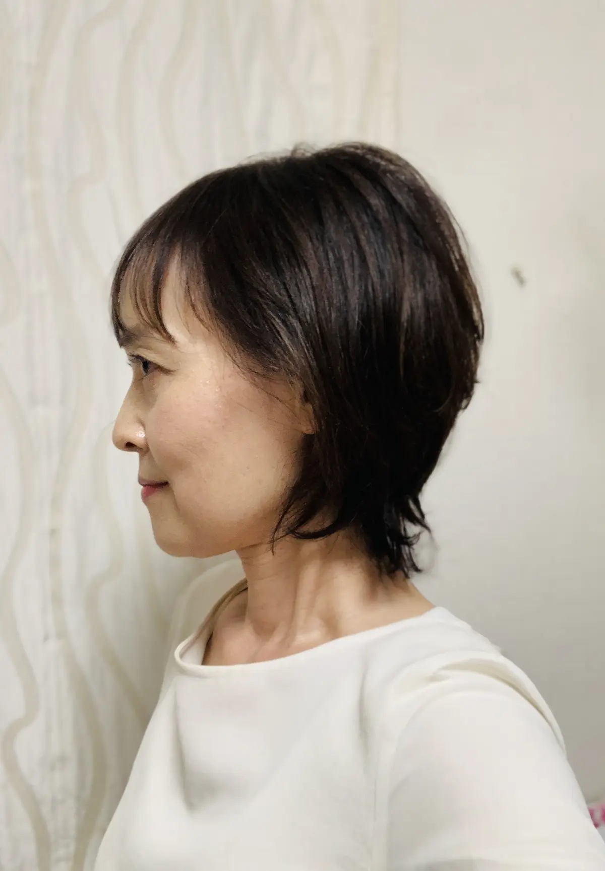 ヘアカット後、自宅で横顔を撮影