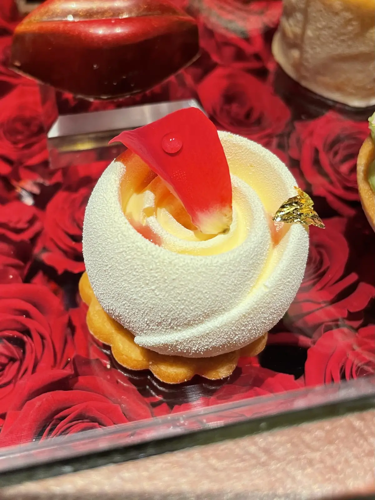 お洒落バー、お洒落カウンター、ムース、ケーキ、ババロア、お洒落、お洒落な店内、お洒落スイーツ&バー、間接照明、ケーキ、お洒落照明、Constellation.、SweetscafeBAR、バー、スイーツバー、入り口、通路、廊下、プロローグ、モダン、ブルーライト、間接照明、エピローグ、幻想的、幻想的、お洒落、スイーツ、ベリー、ケーキ、スイーツ&バー、薔薇、フラワーアレンジ、マカロン、ライチ、ベリー、キイチゴ、木苺、薔薇、花びら、お洒落、美味しい、スイーツ、薔薇型、ローズ、ローズ型、生クリーム、クリーム、ホイップ