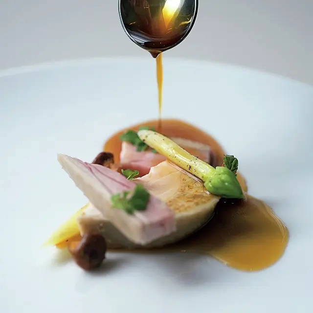 「有明山農場美膳軍鶏のポシェ、ヴァンジョーヌ、杏茸」。軍鶏のだしを煮詰めたソースを添えて