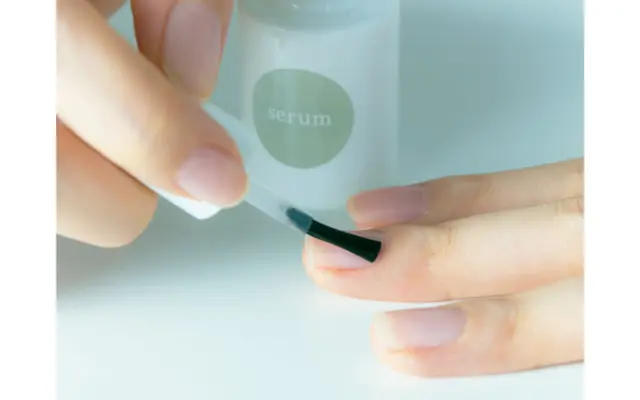 ネイルセラムを浸透させる