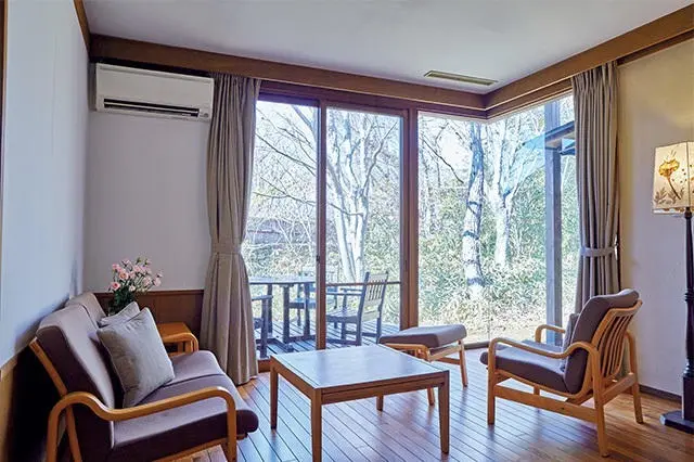 この宿で最も広い客室「むらさき」の内観。