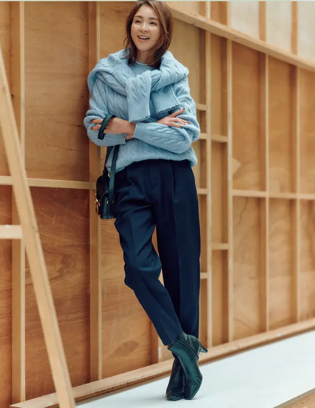 ミドルゲージのニットを着こなすSHIHO