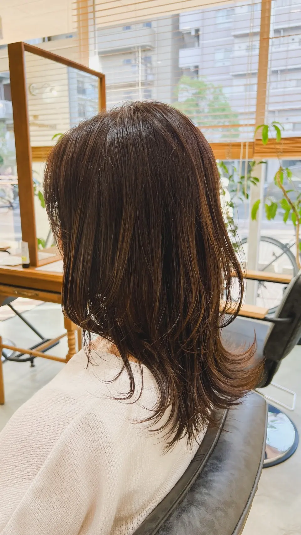 【50代ヘアスタイル】秋色ヘアカラー＆欠の画像_5