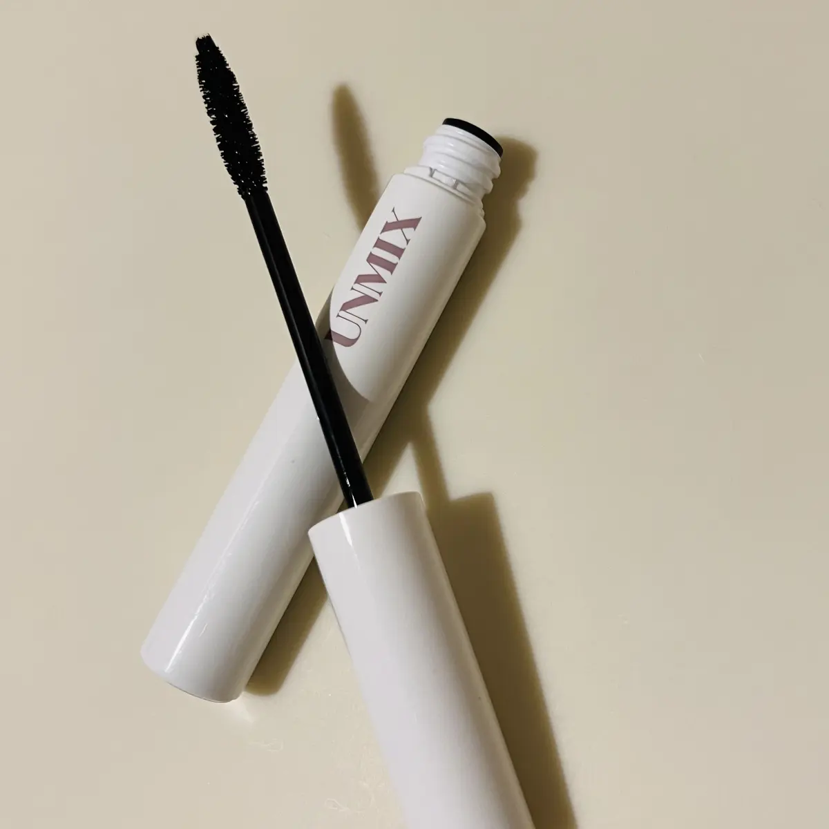 グロッシーラッシュ マスカラ　01ブラック　￥3,850／UNMIX