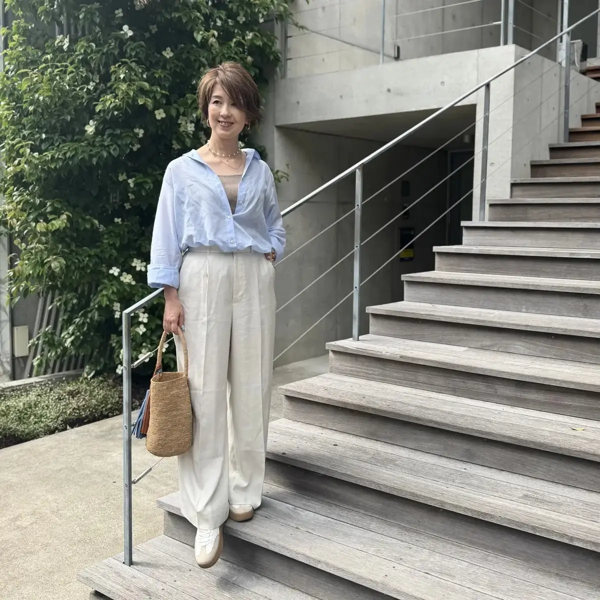 ブルーシャツでつくる大人の涼感カジュアル