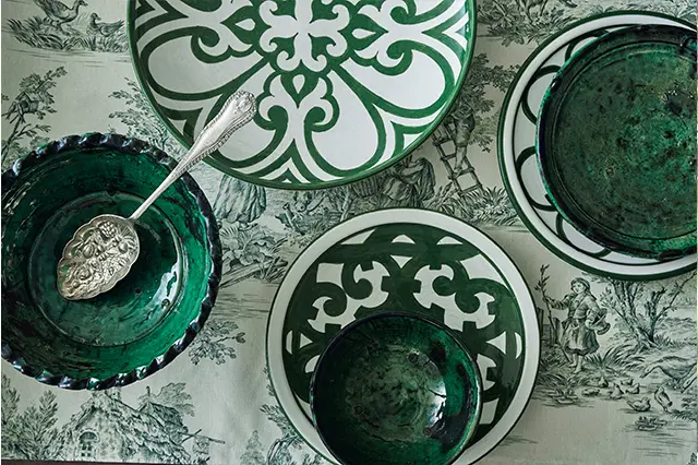 何度も旅をしたモロッコで出会った器たち。無地の器はタムグルートで、柄の器はフェズで購入。日本に持ち 帰り、食卓に並べてみたらすごいパワーを感じたそう。トワルドジュイのランナーは目黒の『マ・ムール』で購入