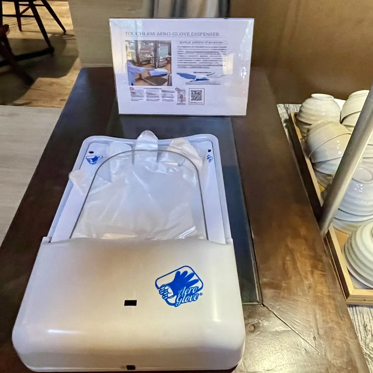 コートヤードバイマリオット白馬のレストラン「DINING ＆ BAR LAVAROCK」の店内写真、ビニール手袋