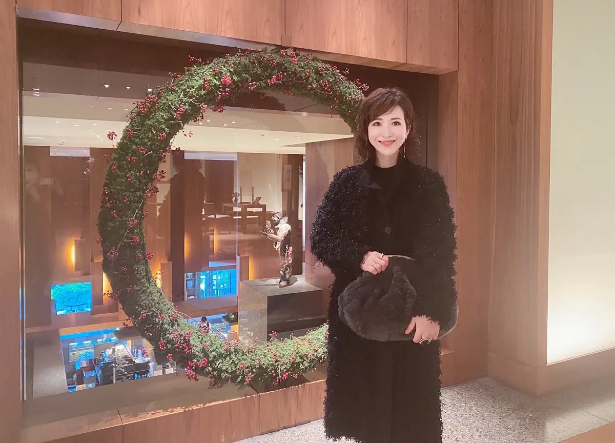 ブラックコーデで「パークハイアット東京」の画像_11