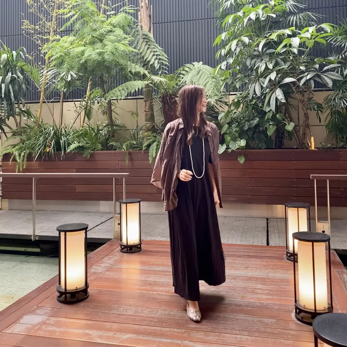 ブラックワンピにブラウンのシアーシャツを羽織り