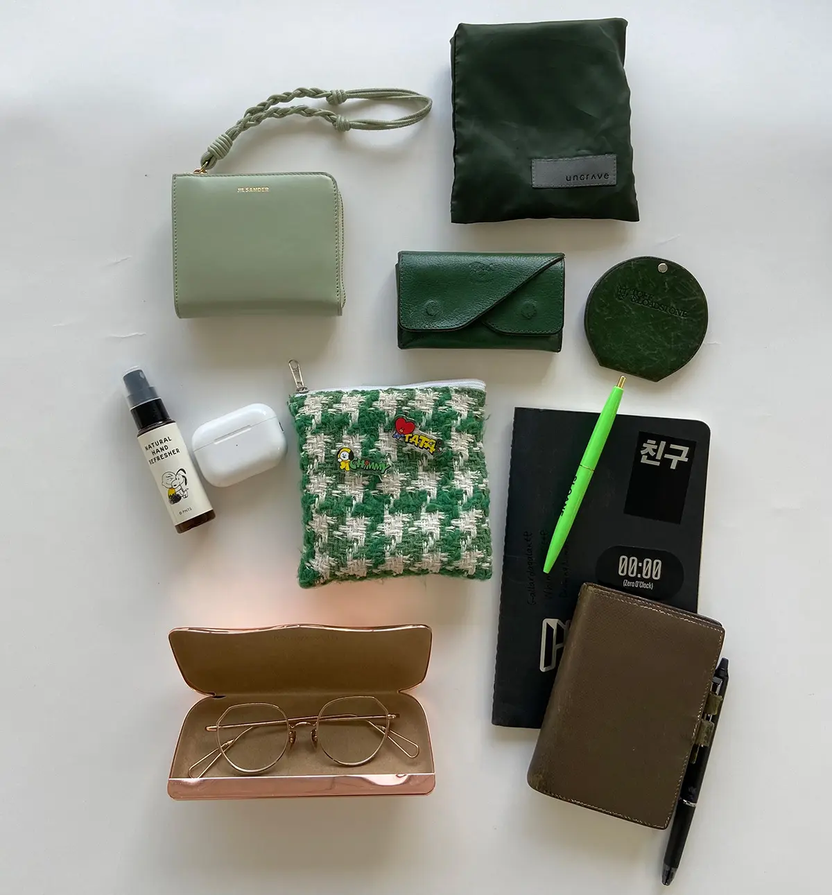 グリーンのアイテムがいっぱいのSHのバッグ