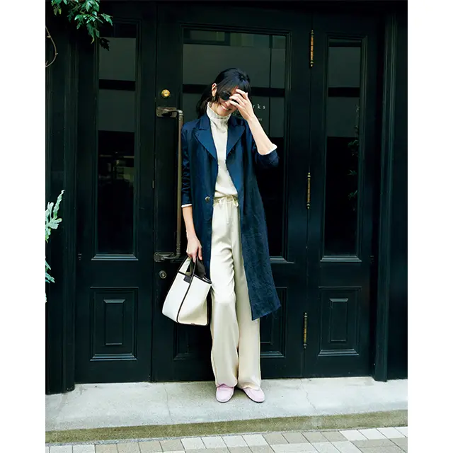 光沢のある素材でクールな表情に見せて