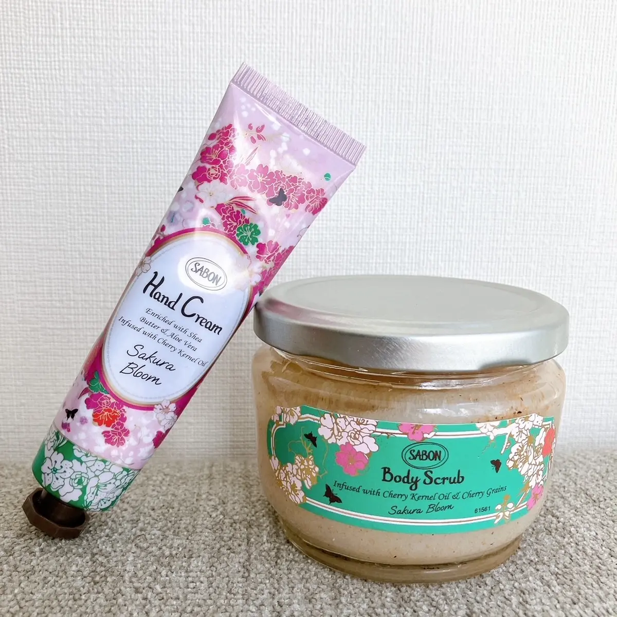 サボンの「サクラ・ブルーム コレクション」写真左ハンドクリーム（30mL ￥1,650）写真右ボディスクラブ（320g ￥4,400）