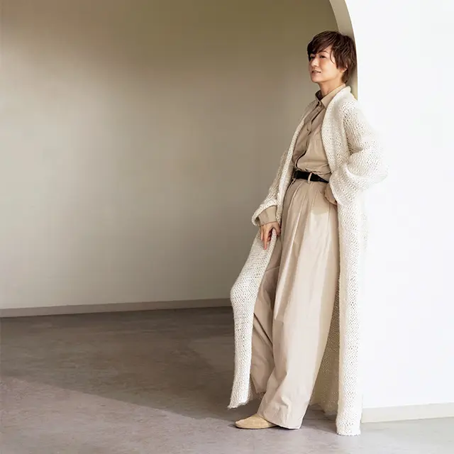 リネンとシルクのリッチな 風合いに包まれて。 時の流れさえ、どこか優雅に