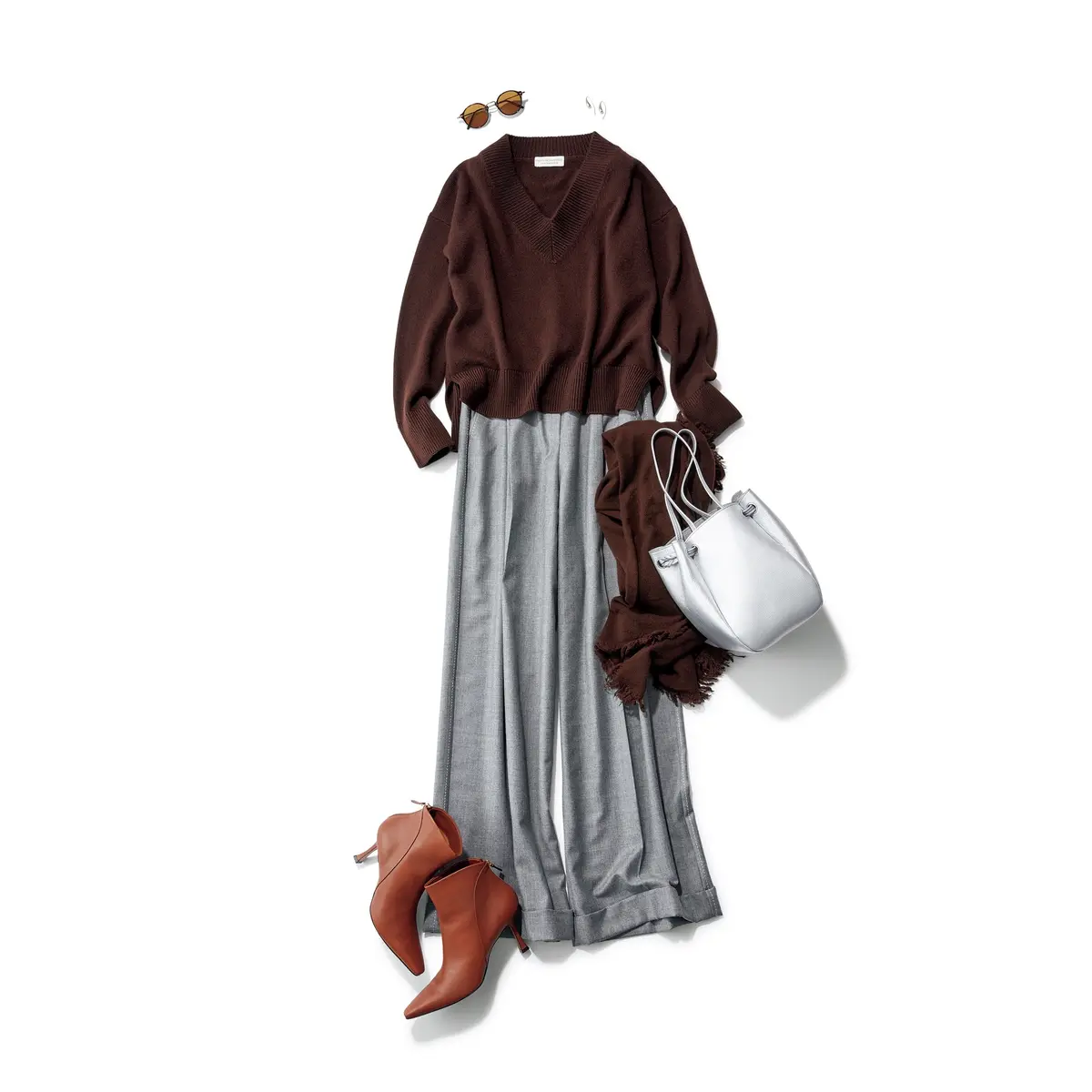 ダークブラウンのVネックニットにライトグレーのワイドパンツのコーディネート