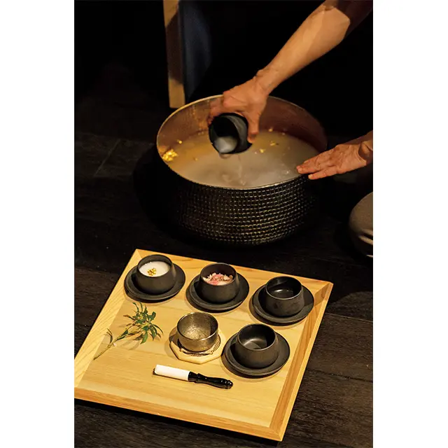 足浴には松井酒造の大吟醸の酒粕や24K純金箔などを用い、春は桜も使用