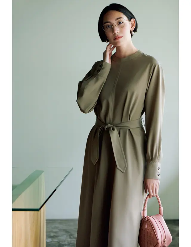 繊細な美しさのキャットアイ型メガネとワンピーススタイルのLIZA