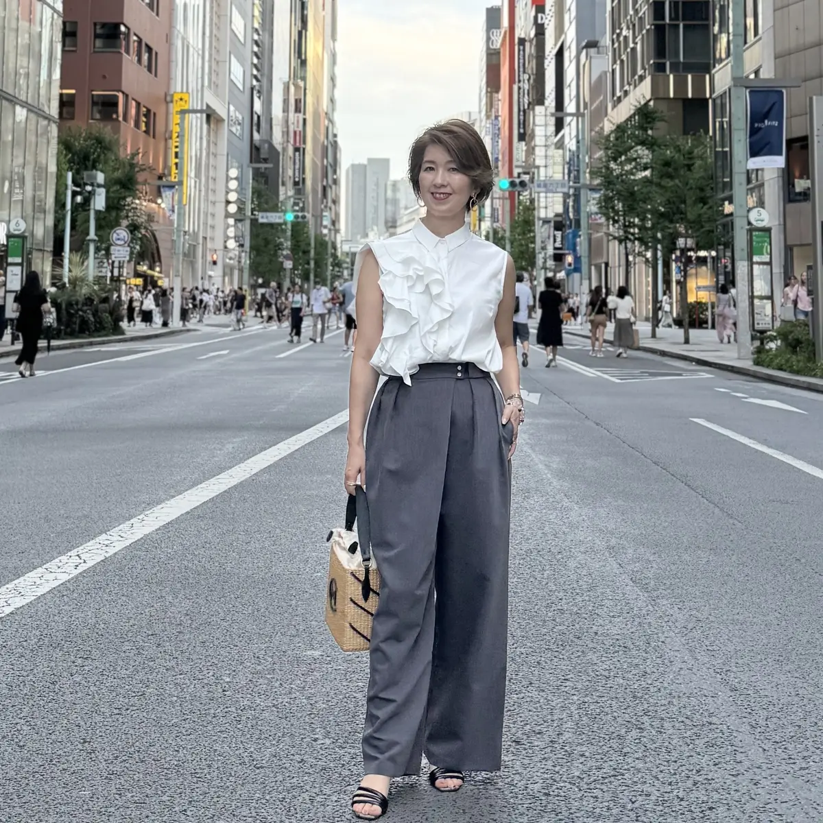 夏の街に映える白ブラウスとハンサムパンツの画像_3