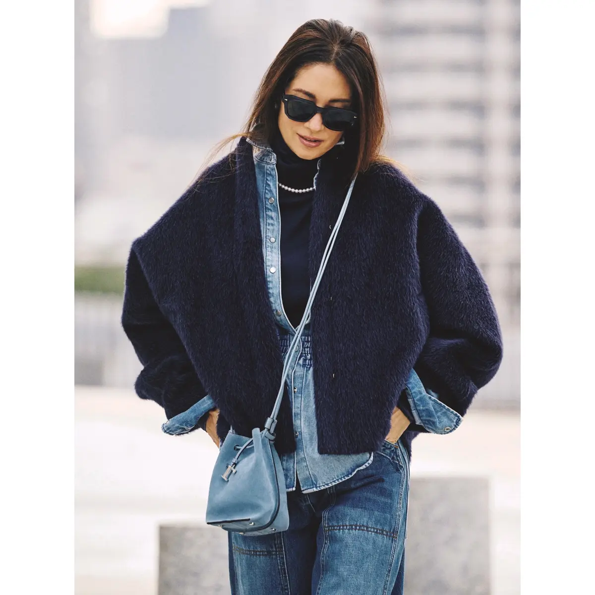 ネイビータートルトップスにブルーデニムシャツを重ね、その上からネイビーノーカラージャケットを羽織り、ブルーデニムパンツを合わせたコーディネート　モデル・ブレンダ