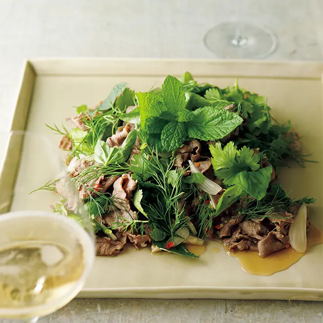 牛肉とハーブのサラダ