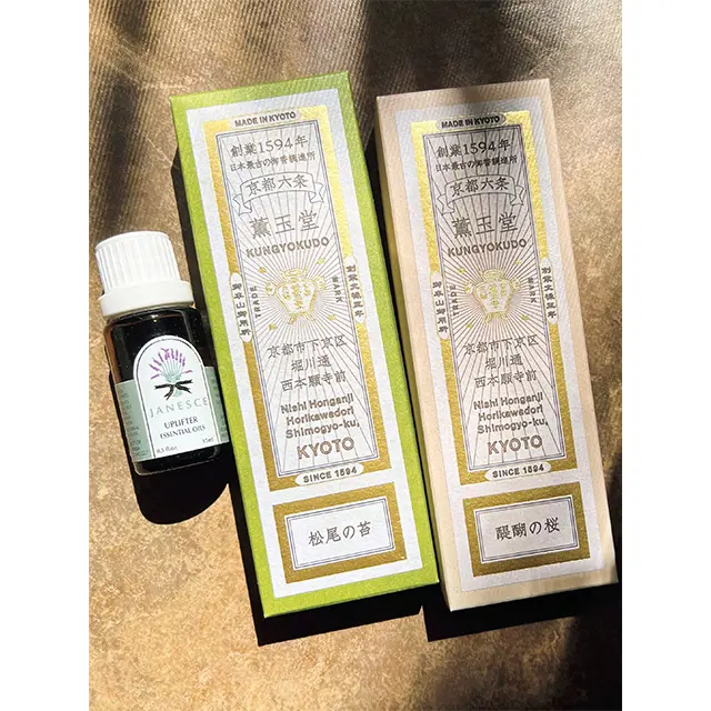 Janesceのアッ プリフトオイルを毎晩、枕に数滴たらすと心地 よい眠りに導いてくれます