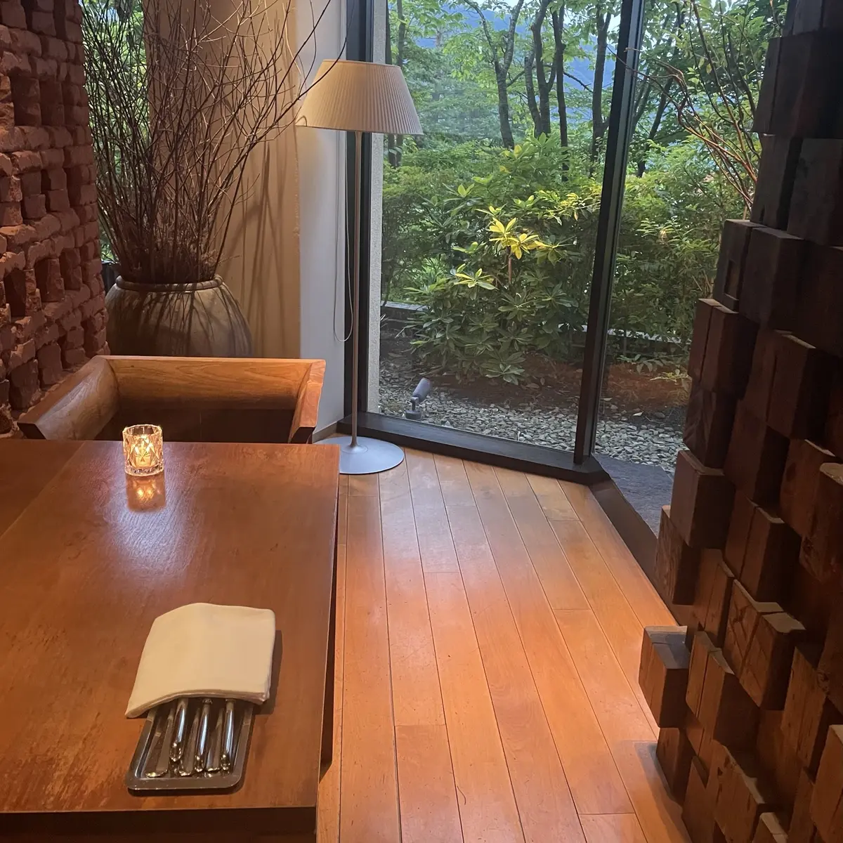 ハイアット リージェンシー 箱根のレストラン「ダイニングルーム・ウェスタンキュイジーヌ」の内観