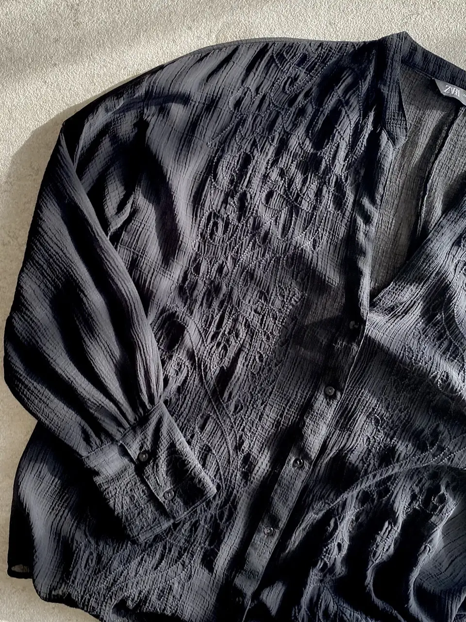 ZARA 黒シアーシャツ①