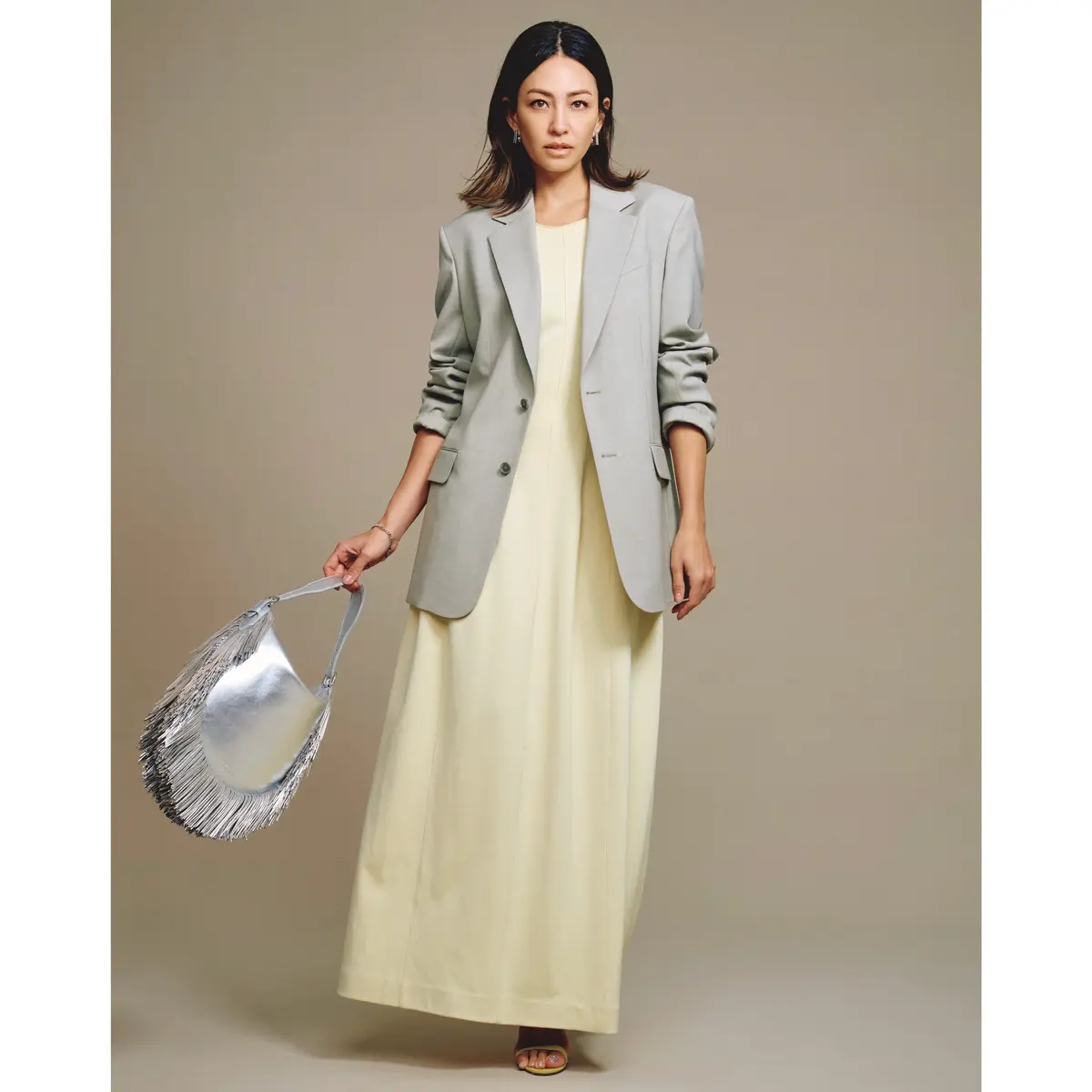 グレージャケットとペールイエローワンピースのコーデ　モデル・RINA