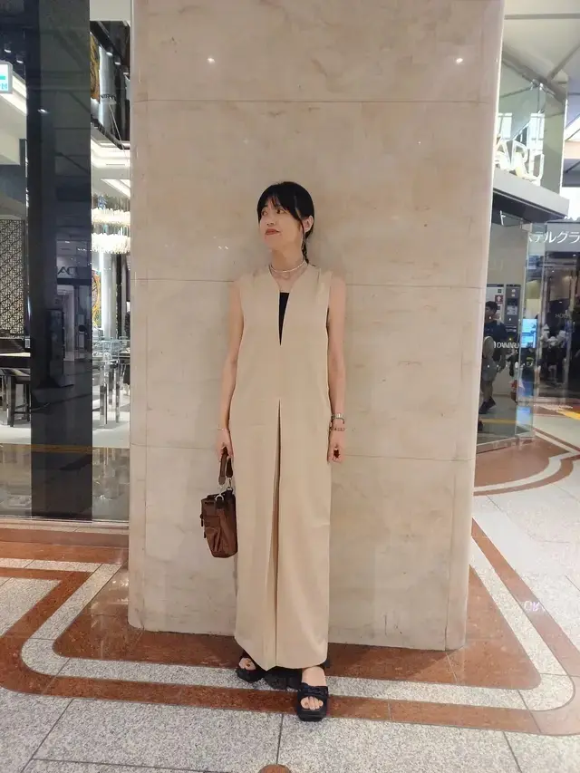 ベージュ色のオールインワン