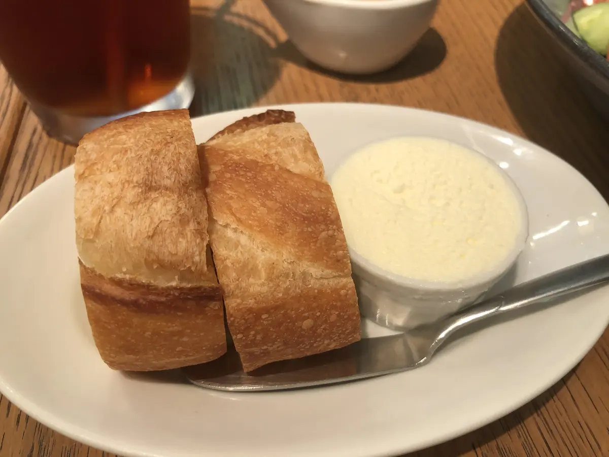 フランスパン。自家製バター。手作りバター。バター。ランチ。恵比寿。The Latria Table HEARTH。 ハース。恵比寿。ハース恵比寿店。