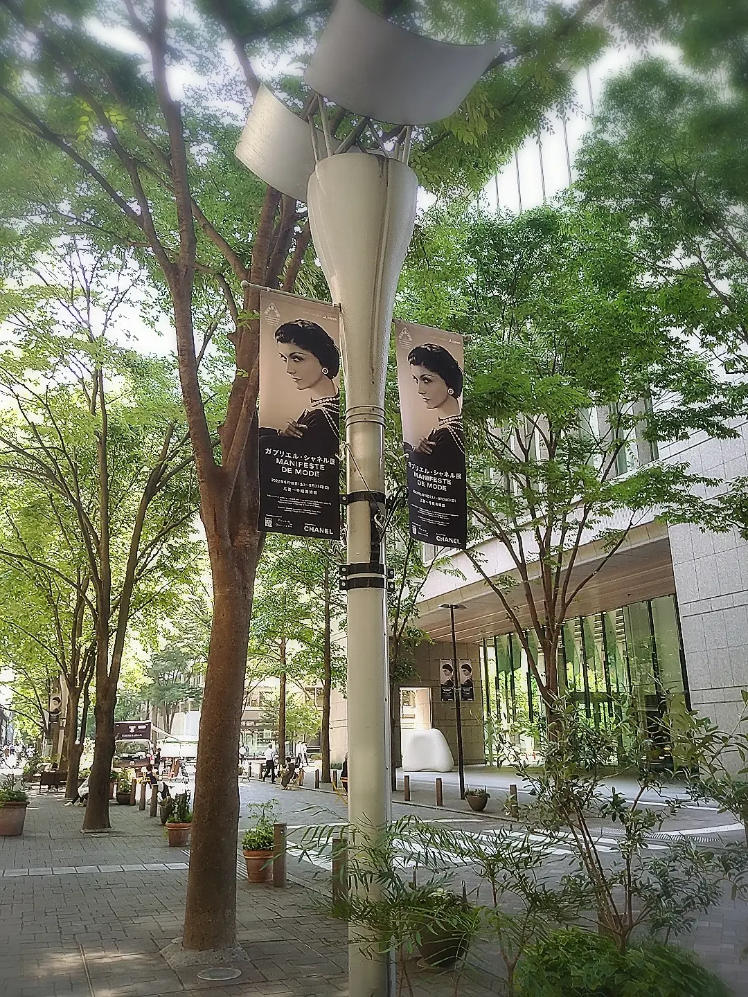 丸の内仲通り、ガブリエルシャネル展