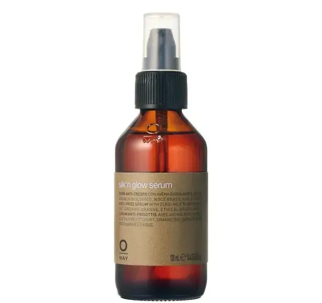 乾燥しやすいくせ毛の内部補修をし、髪をしなやかに整える。継続使用でさらに扱いやすい髪へ。 オーウェイ シルクアンド グロー セラム 100㎖ ￥6,160／アラミック