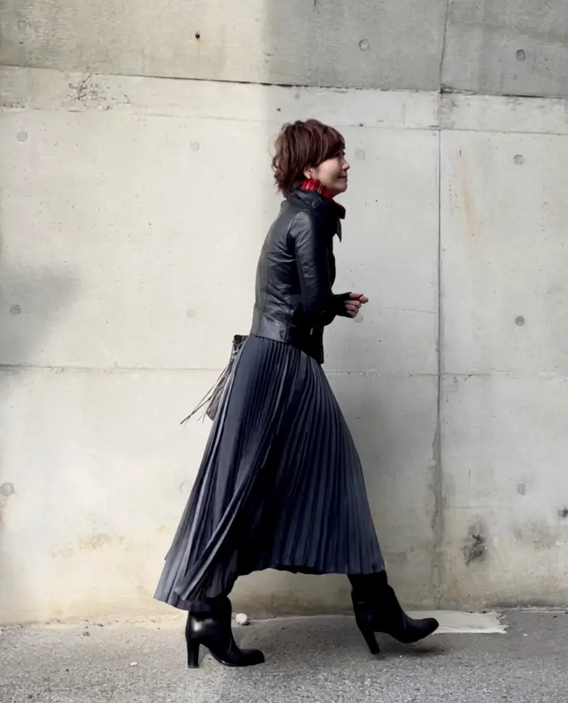 ＋Jのスカートはブラックではなくダークグの画像_3