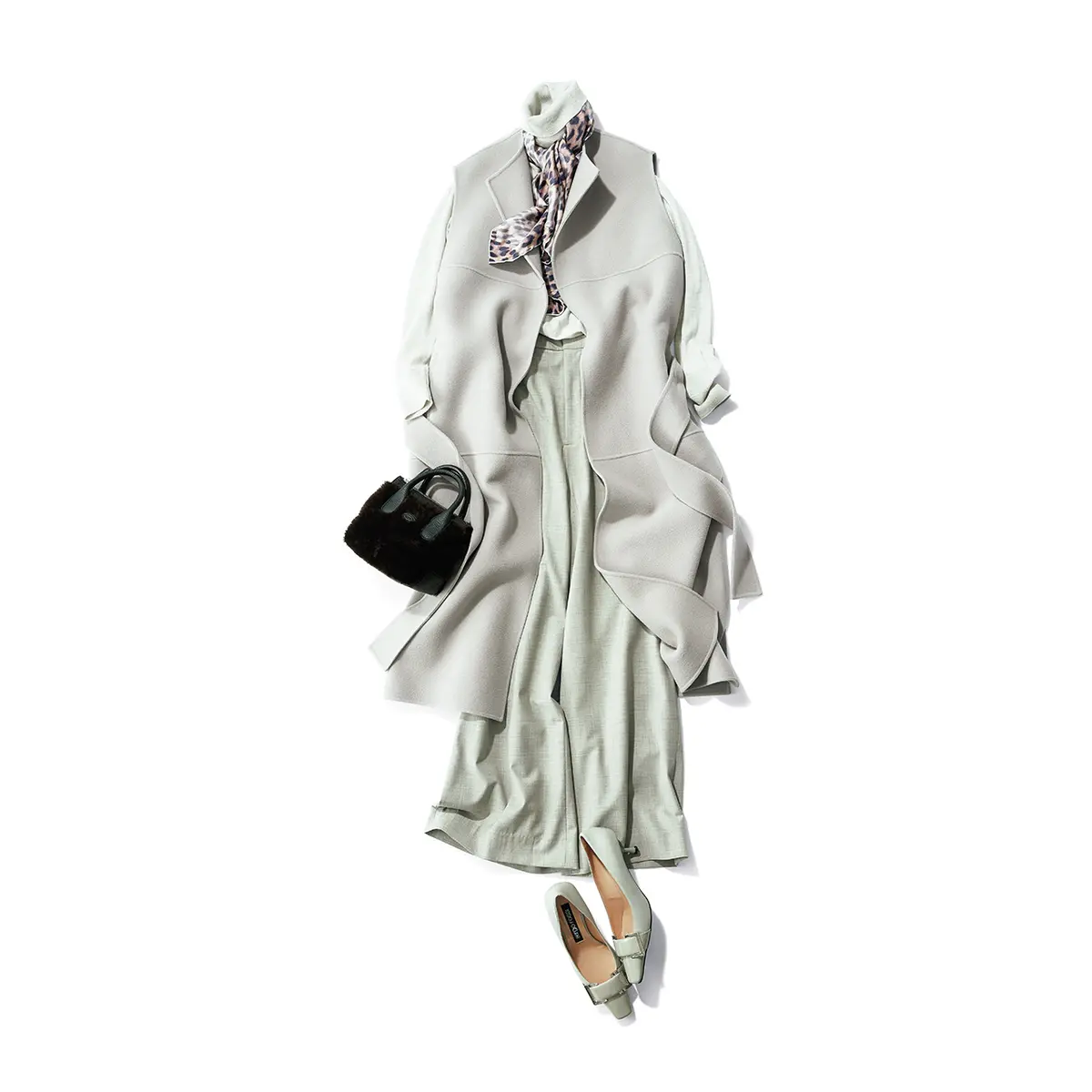 ライトグレーのジレと白ニット、グレーパンツのコーデ