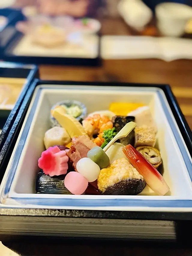 上段にはこんなに彩り美しくいっぱいのご馳走が♡