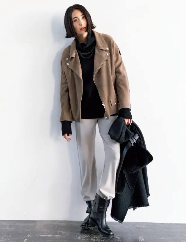 リラクシングなベージュにシャープな黒を効かせて