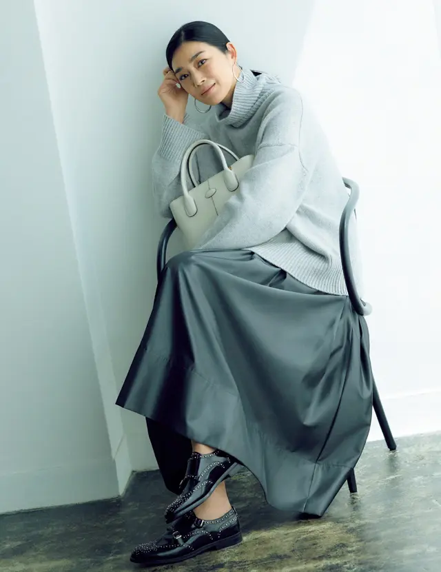 グレーのニットとボリューム系スカートコーデのゆうき