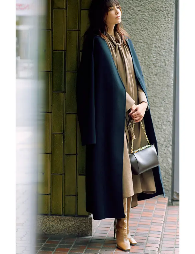 黒コート　コート￥190,000／ADORE