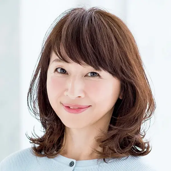 気品漂うフェミニンさを演出！マッシュフォルムミディアムヘア【50代髪型・ヘアスタイル】