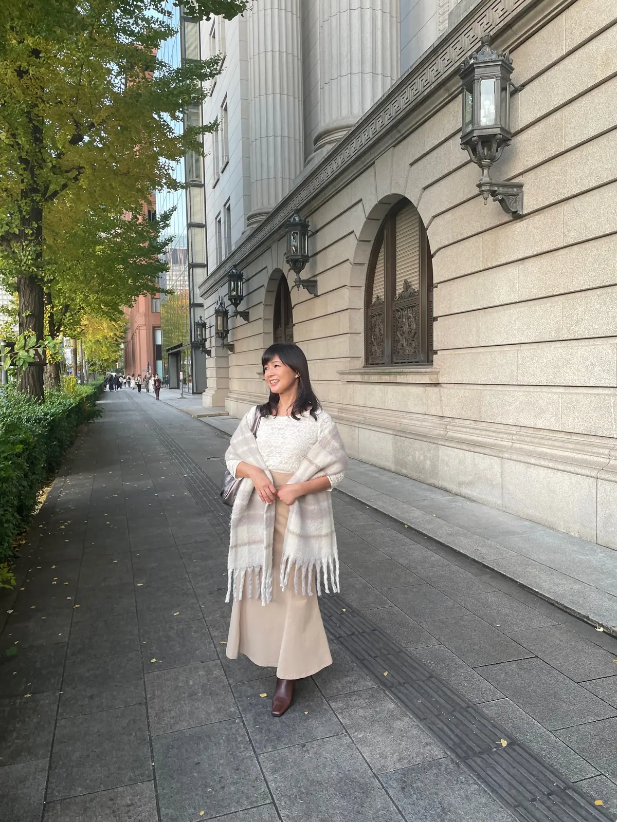 Vis。ビズ。ベージュ。ロングスカート。ベージュロングスカート。レース。レーストップス。白。白トップス。カットソー。白カットソー。七分丈。バッグ。ミッシェルクラン。Michel Klein。a.v.v。アーベーベー。ストール。マフラー。チェック。タータンチェック。白タータンチェック。こげ茶。ブーツ。こげ茶ブーツ。