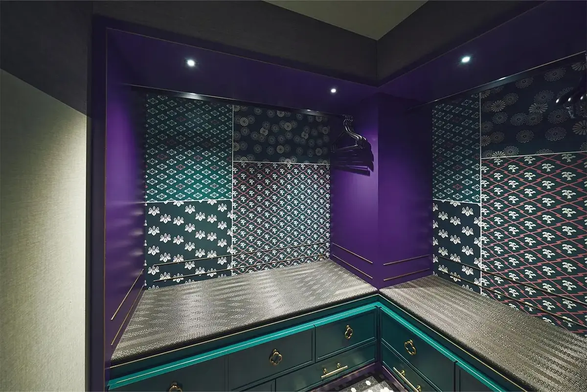 客室のクロゼット部分は、「和・華・蘭」モチーフを取り入れた個性的なパターンで彩られている