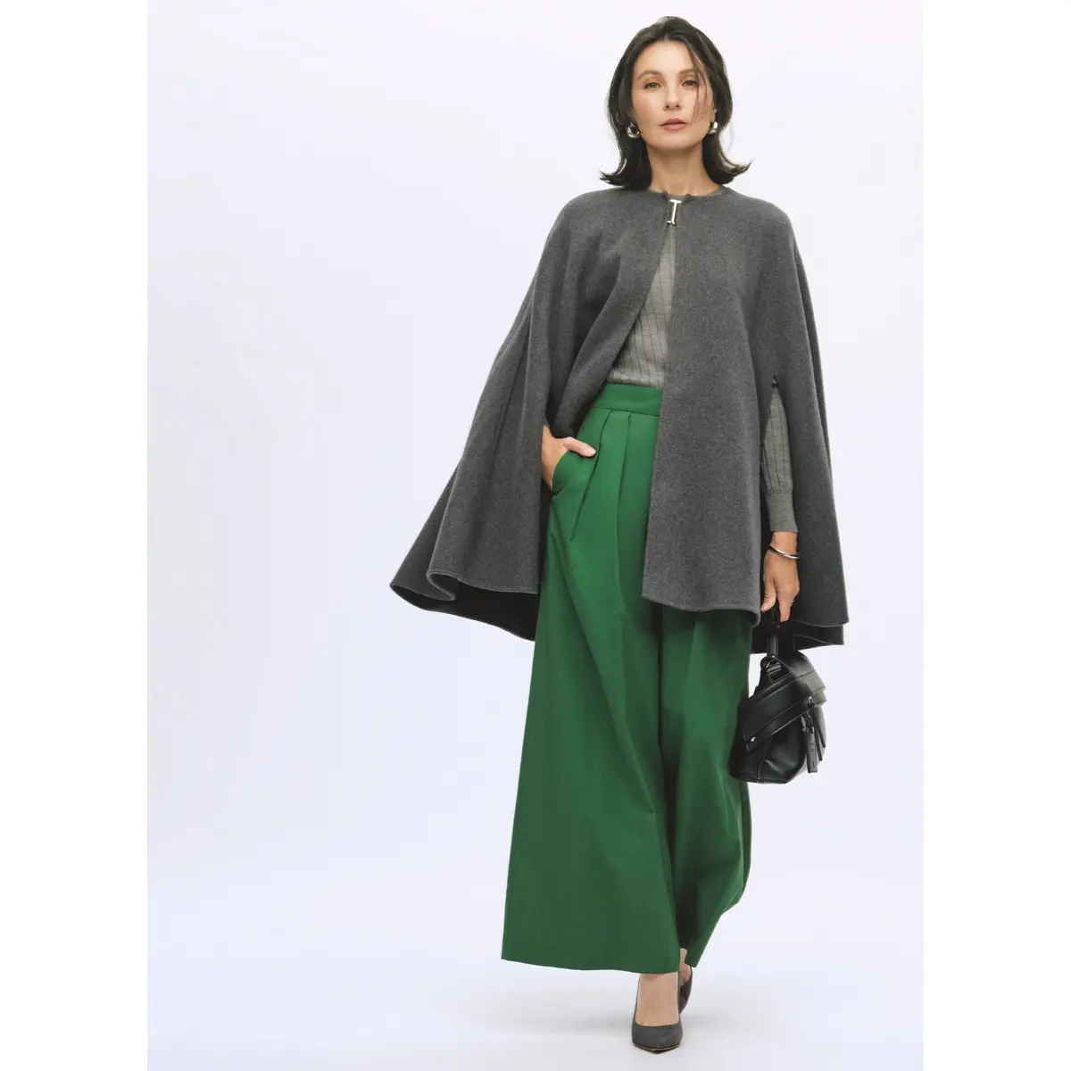 グレーケープコートの中にグレーリブニットとグリーンワイドパンツを合わせたコーディネート　モデル・田沢美亜