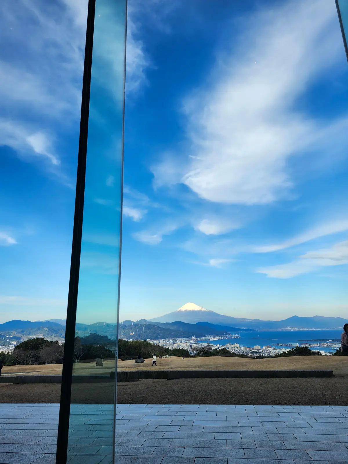 日本平ホテル、静岡旅行、ホテルラウンジ、ケーキセット、紅茶、40代ファッション、年末年始、旅コーディネート、富士山、絶景スポット、絶景ポイント