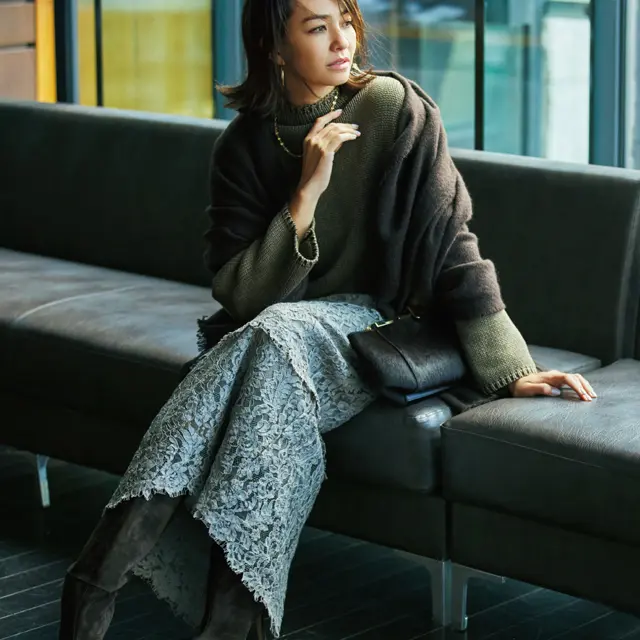 フェミニン度抜群のレースはシンプルなニットでカジュアルなコーデのRINA
