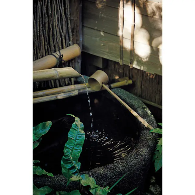 露地に置かれたつく ばいは、客人が席入 りする前に手と口を 清めるためのもの。 