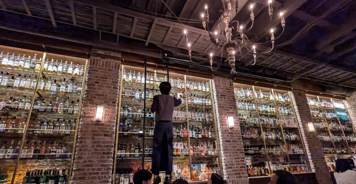 秋色タイトスカートで、南青山の幻想的なバの画像_2