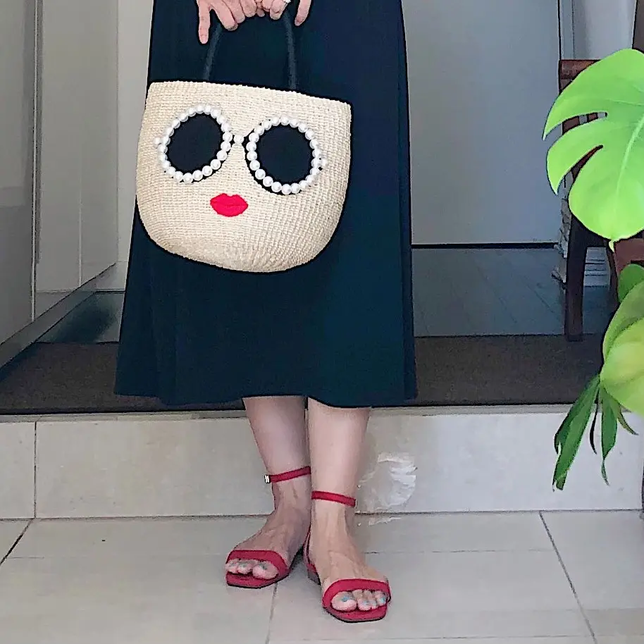 夏の終わりの黒ワンピースの画像_2